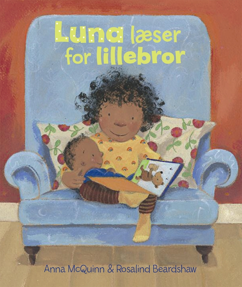 Billede af Luna læser for lillebror